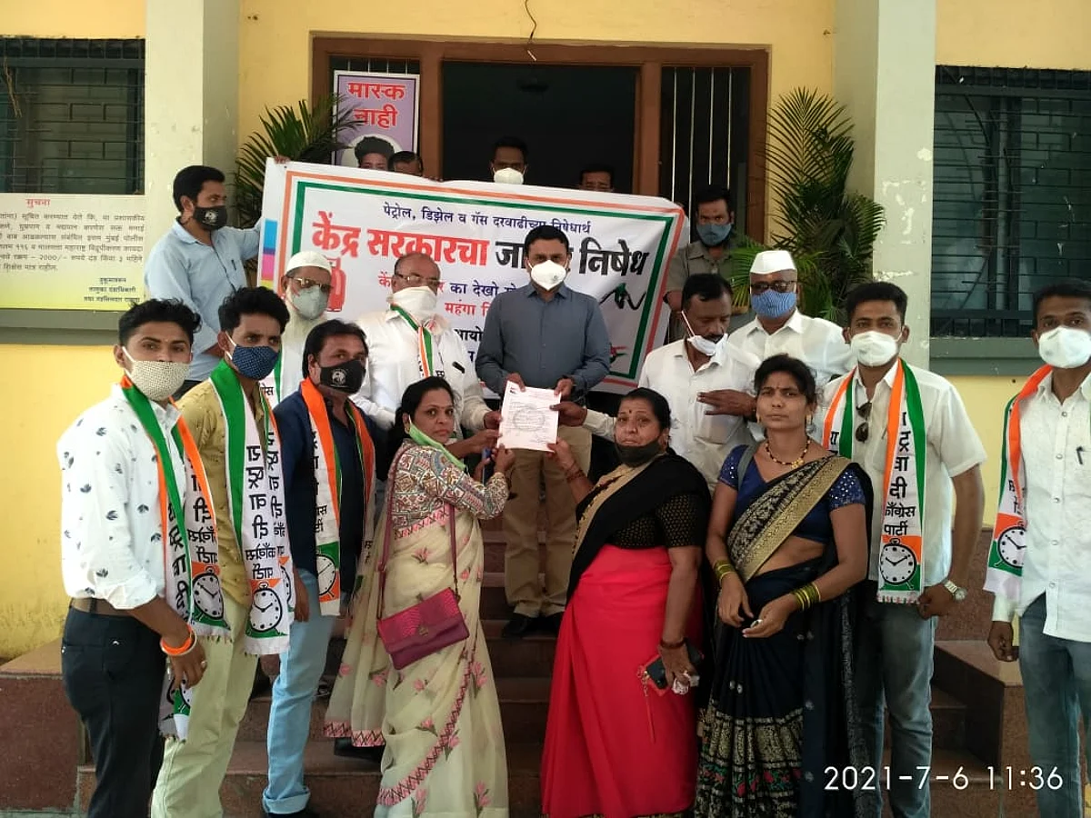 गॅस, डिझेल, पेट्रोल दरवाढी निषेधार्थ राहाता तालुका राष्ट्रवादी काँग्रेसच्या वतीने निदर्शने