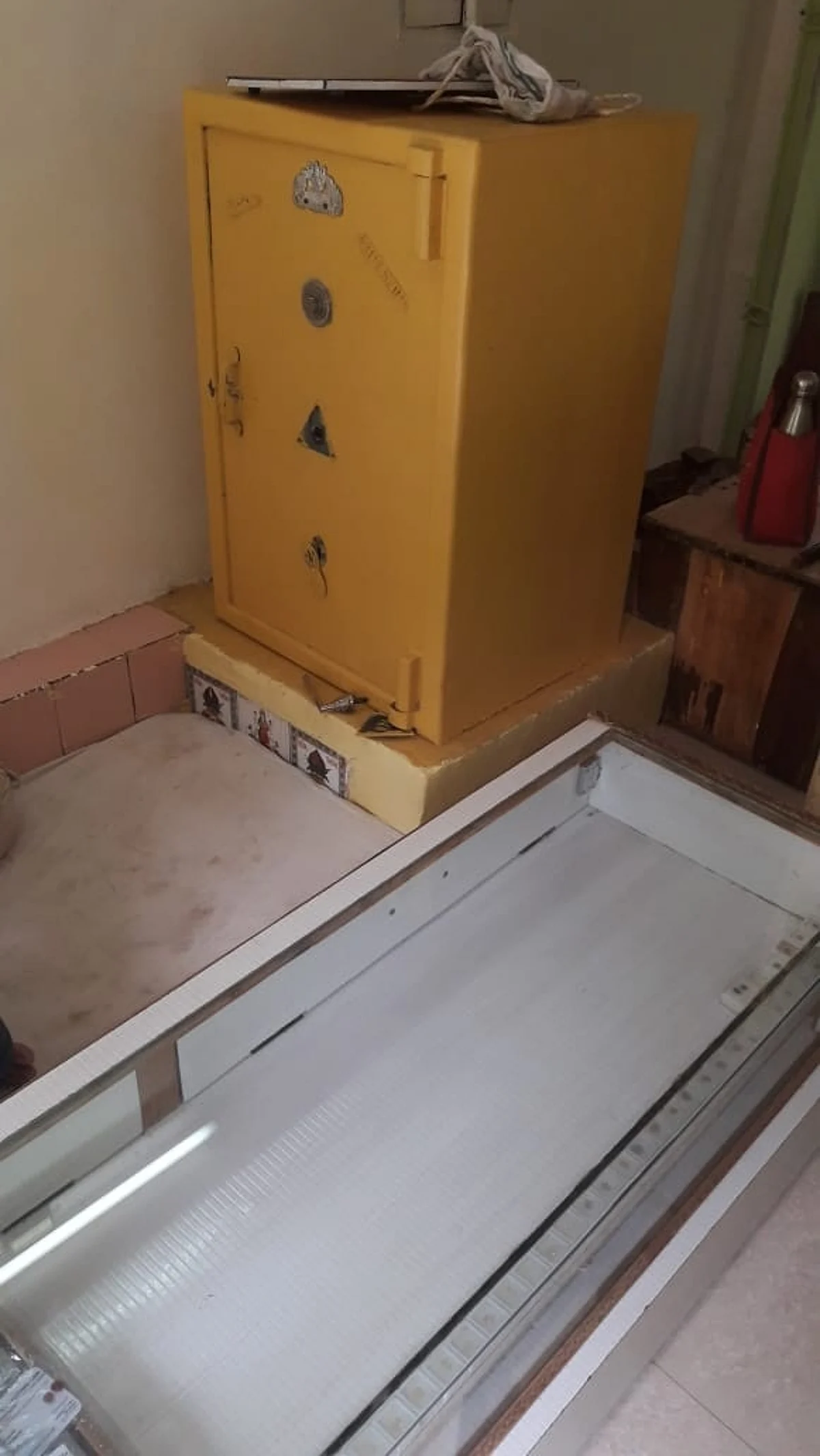 पुणतांब्यात सोनाराचे दुकान चोरट्यांनी फोडले