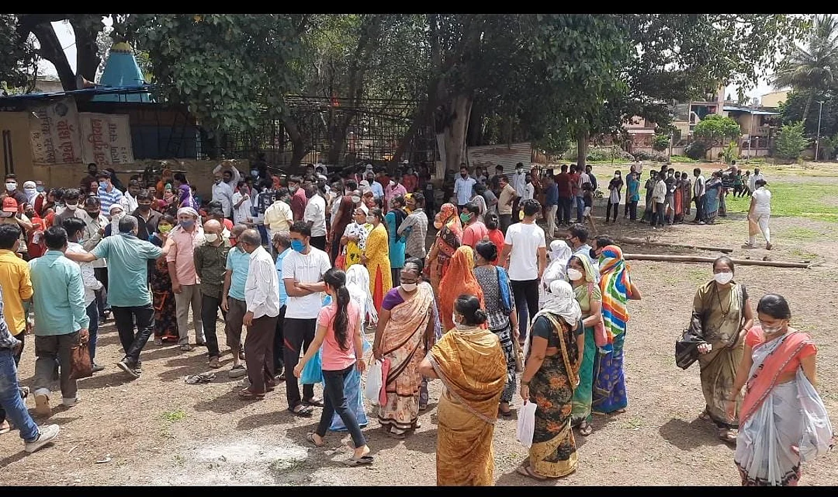 Video : लसीकरणासाठी उसळली गर्दी; सामाजिक अंतराचा फज्जा