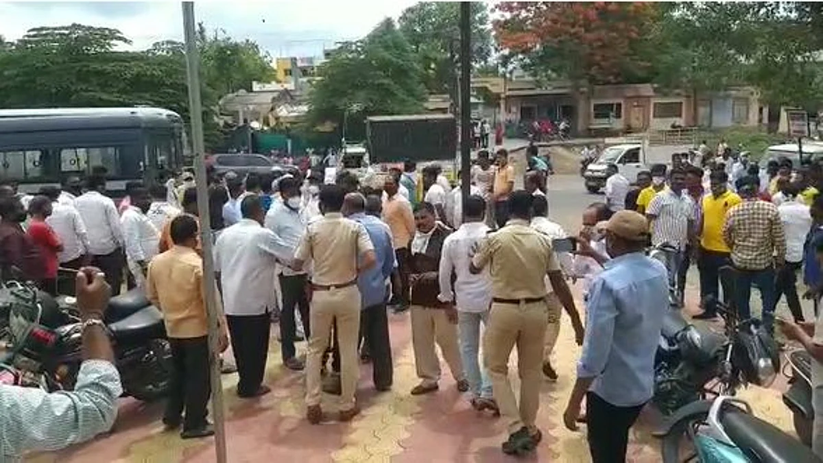 Video : राहुरी खुर्दमध्ये सरपंचपदाच्या निवडीवेळी दोन्ही पक्षांचे कार्यकर्ते समोरासमोर भिडले; काही काळ तणाव, पाहा व्हिडिओ