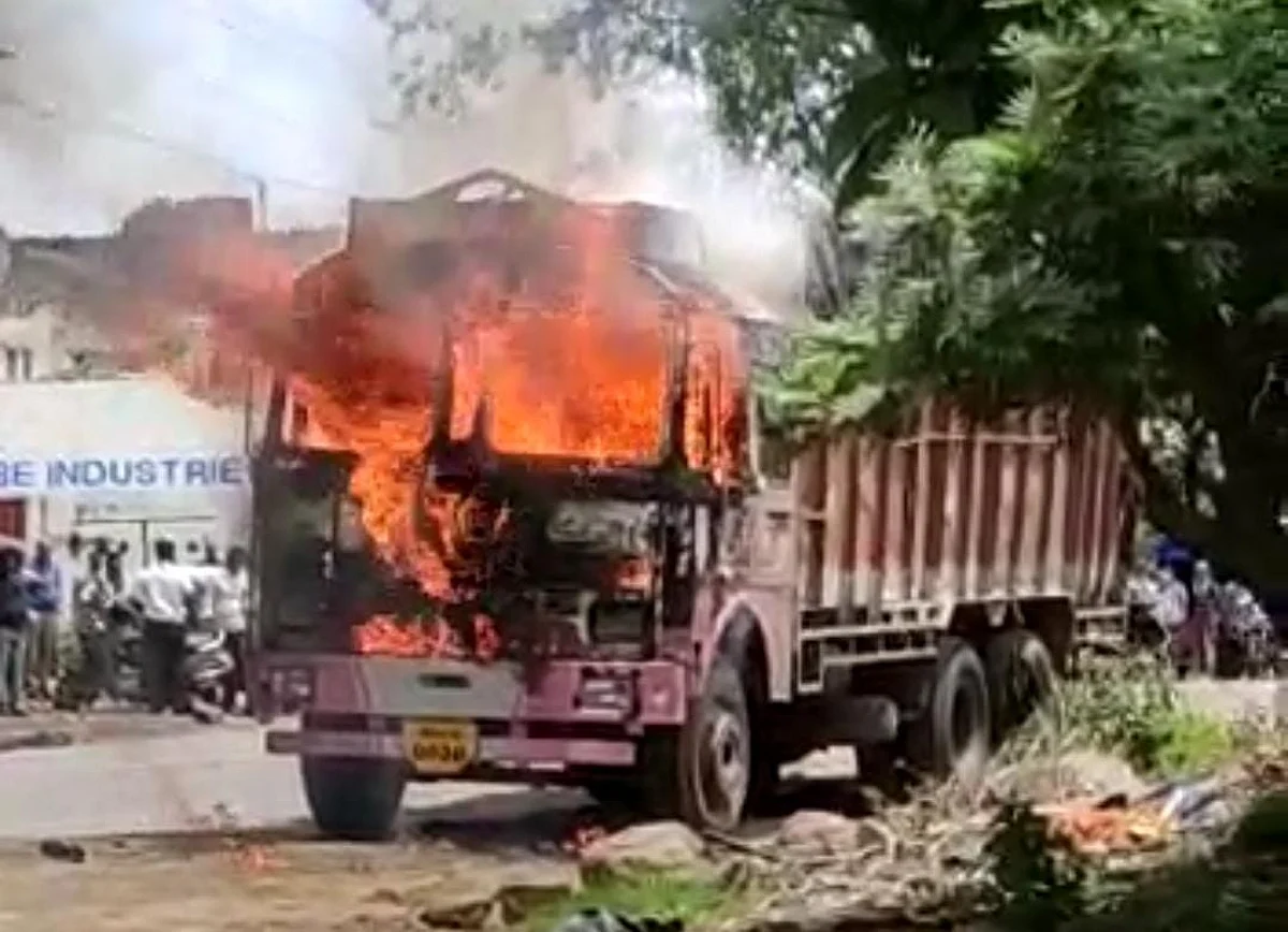 अंबड परिसरात 'द बर्निंग ट्रक'चा थरार
