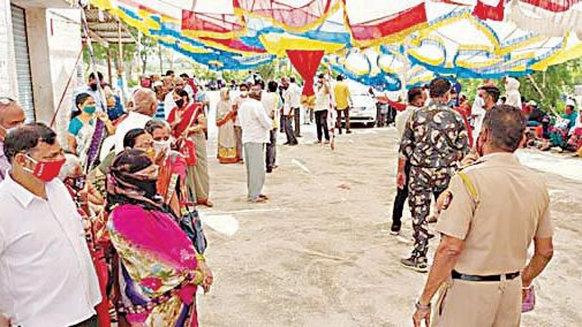 नियोजनाअभावी लसीकरण केंद्रावर गोंधळ