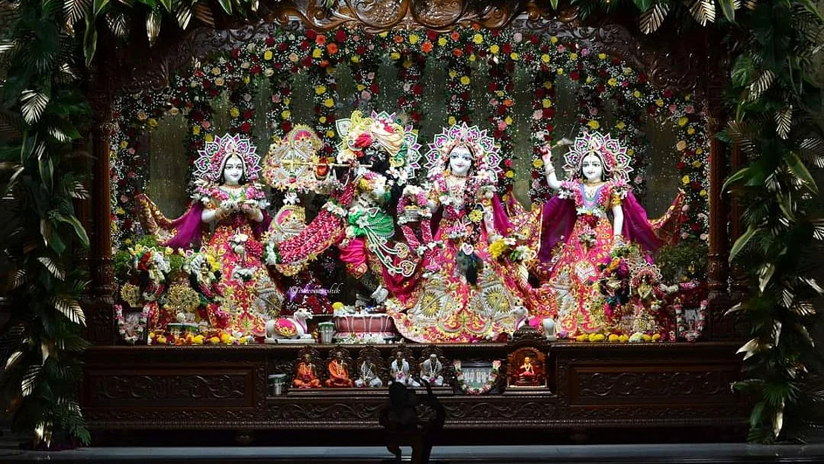 हरे कृष्ण हरे कृष्ण, कृष्ण कृष्ण हरे हरे...