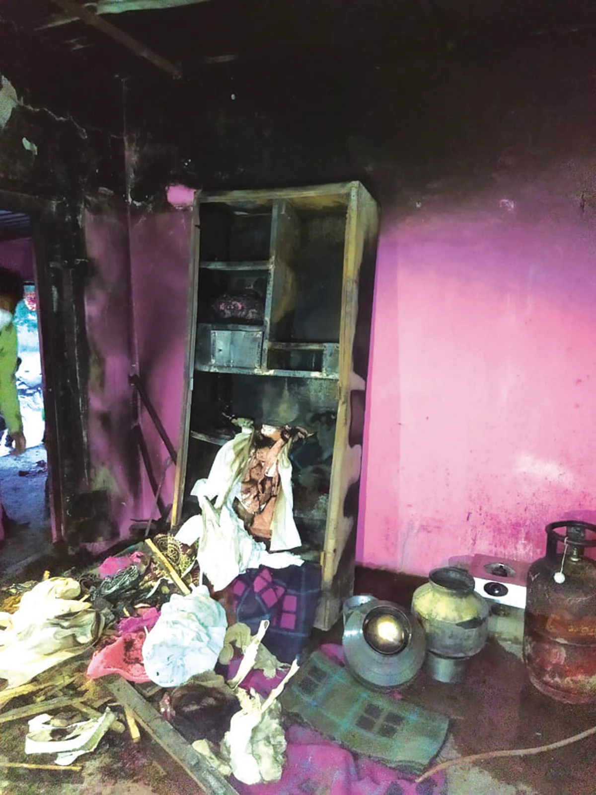 घोगरगाव येथे गॅस टाकी पेटल्याने आई व मुलगा जखमी