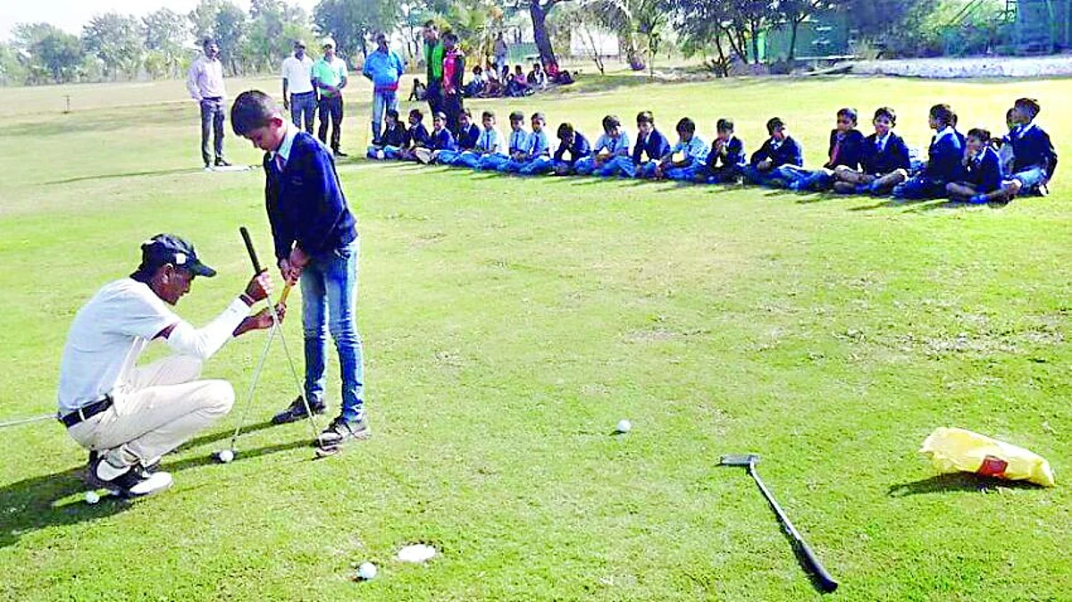 गोल्फसाठी 14 खेळाडूंची निवड