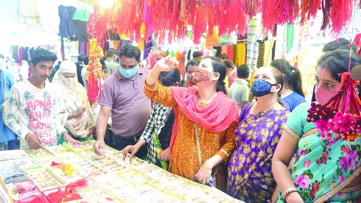 रक्षा बंधनाच्या पुर्वसंध्येला बाजारपेठ गजबजली