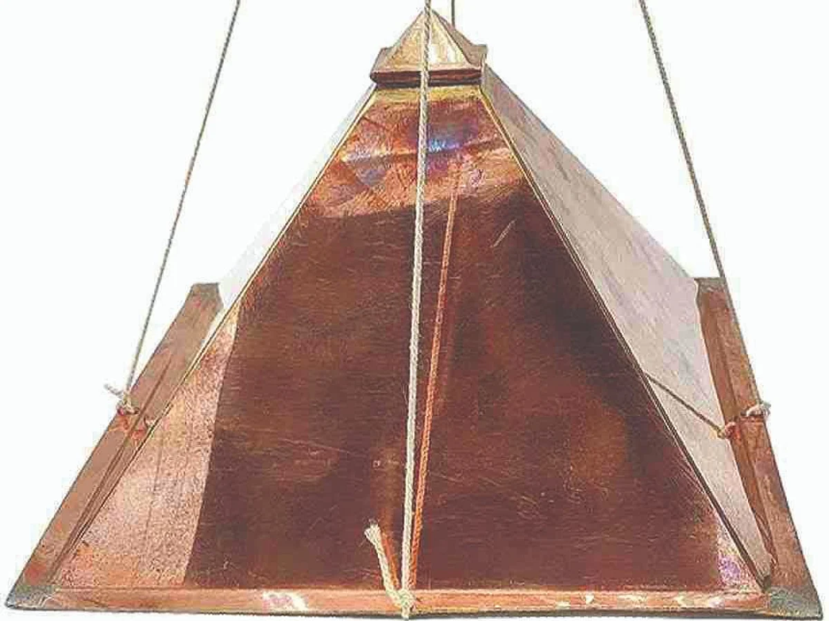 घरामध्ये ठेवावा तांब्याचा पिरॅमिड
