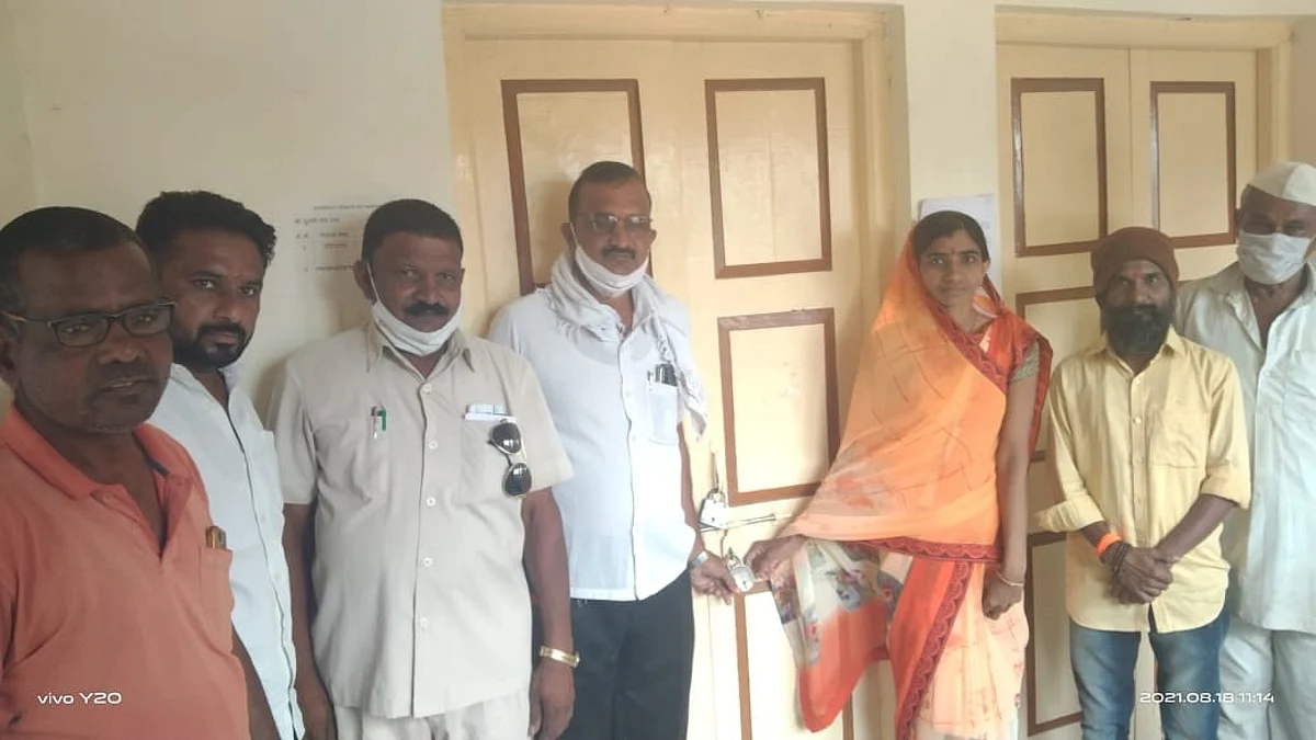 उंदीरगावच्या सरपंच, उपसरपंचांना कार्यालयात कोंडले