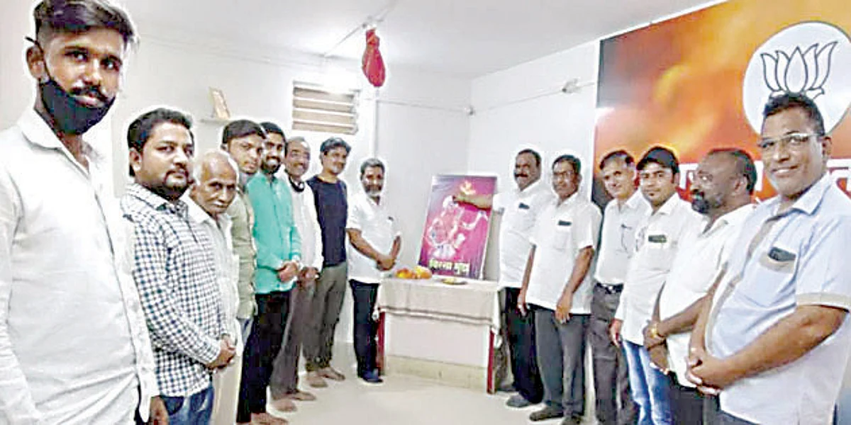 आदिवासी बांधवांनी शिक्षणास प्राधान्य द्यावे