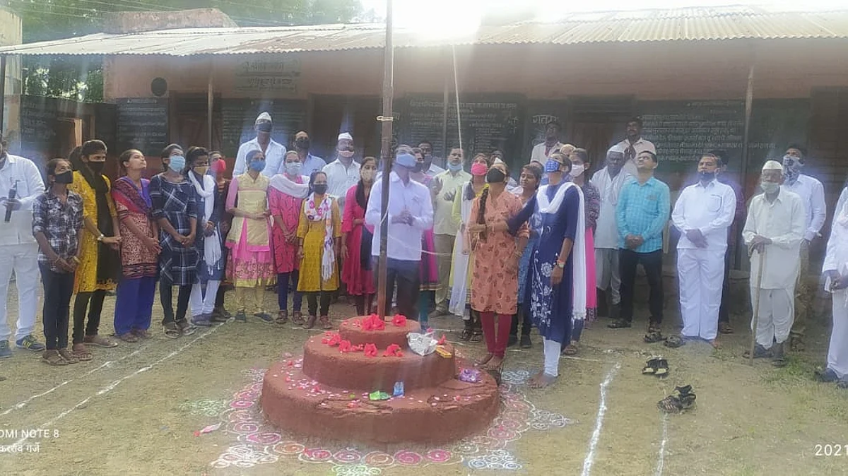 वडुले येथे दहावी व बारावीत प्रथम आलेल्या विद्यार्थिनींच्या हस्ते ध्वजारोहण
