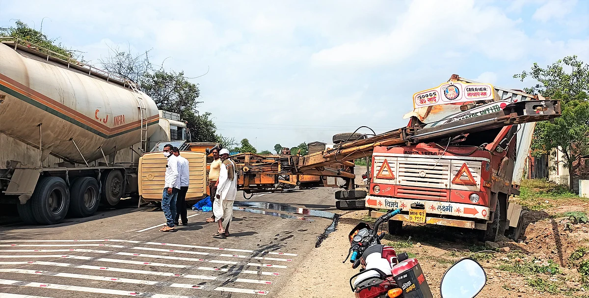 अपघातग्रस्त कंटेनर उचलतांना क्रेन डांबरी रस्त्यावर उलटला