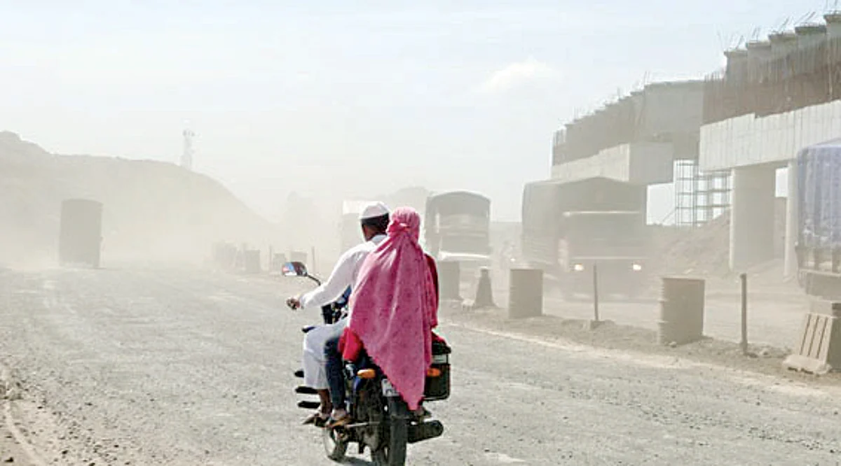 धुळीमुळे वाहनचालक त्रस्त