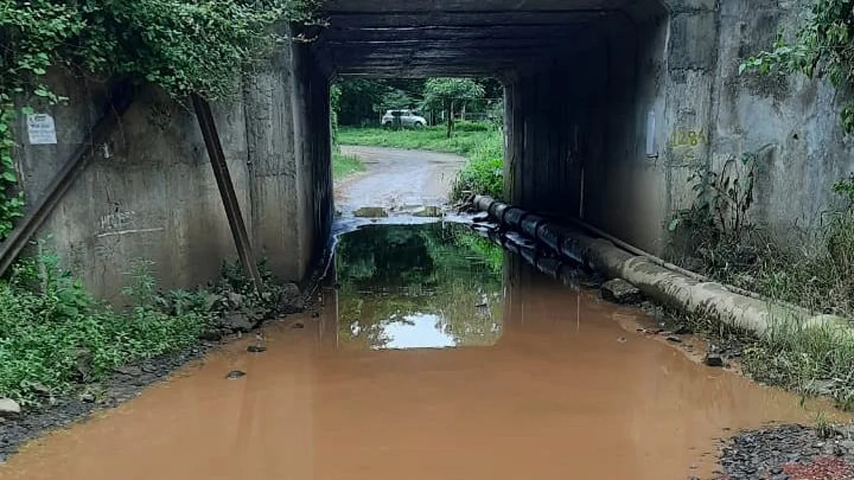 रेल्वेचा अंडरपास झाला तलाव