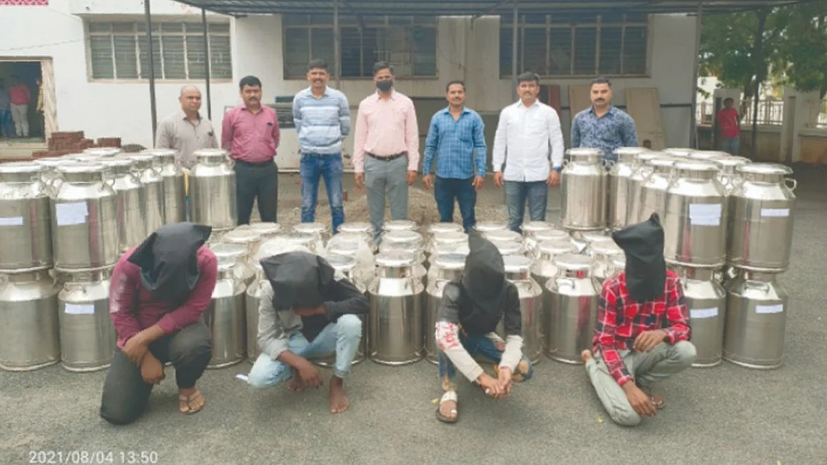 दुधाचे कॅन चोरी करणारी टोळी अटकेत