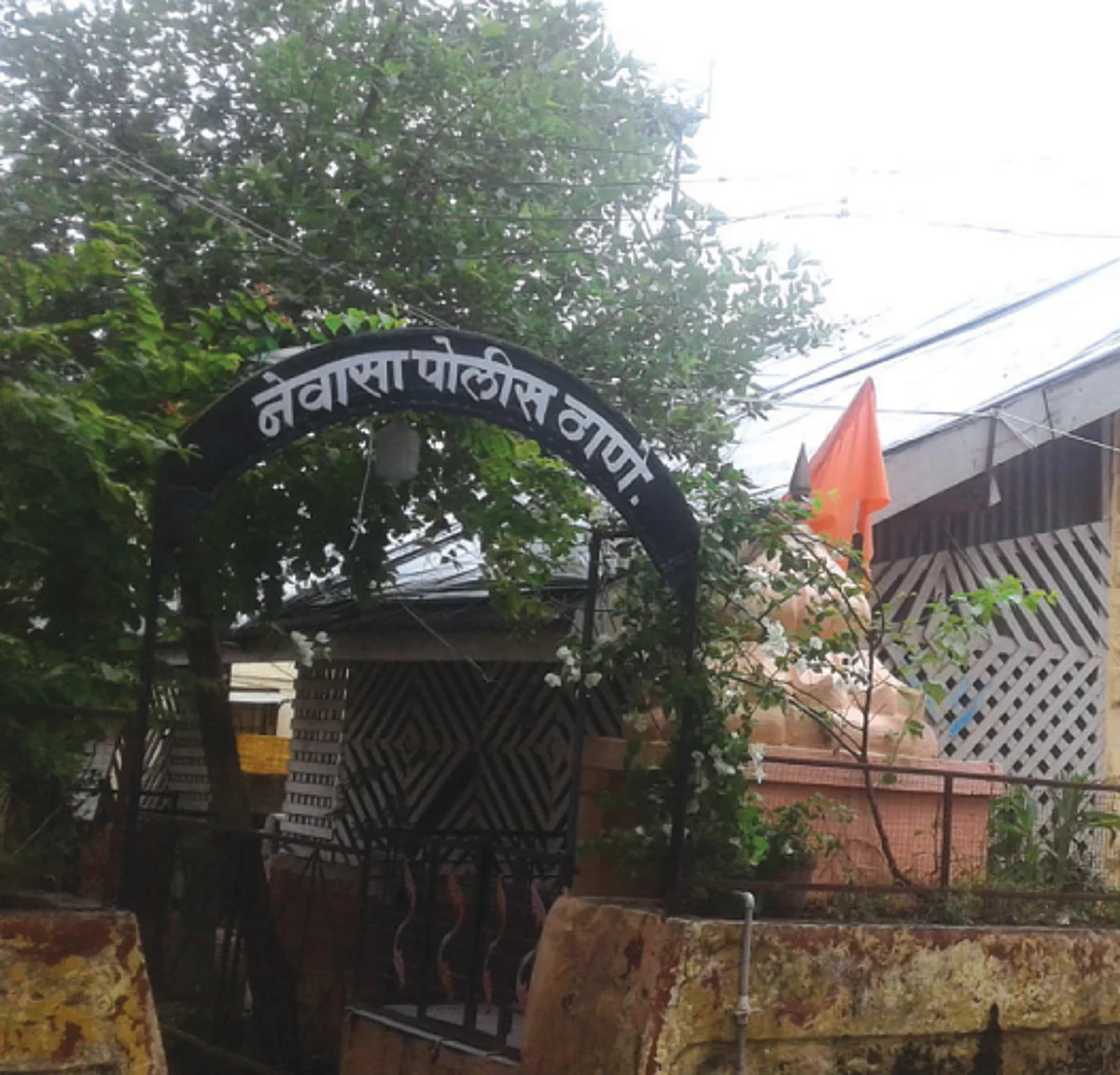नेवाशात निर्माण झाला ‘खाकी’च्या सन्मानजनक अस्तित्वाचा प्रश्न