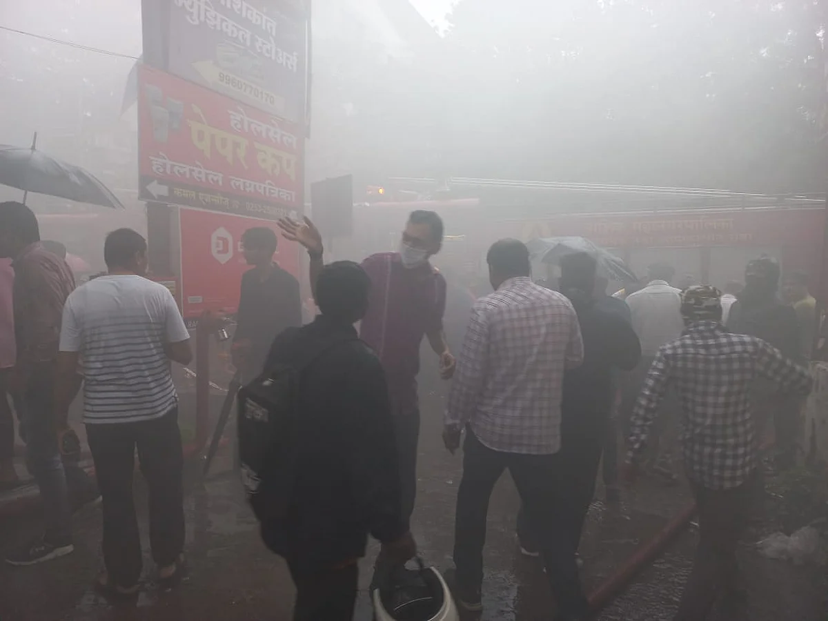 Video : रेडक्रॉस सिग्नलनजीक आग; दोन अग्निशमन बंब दाखल