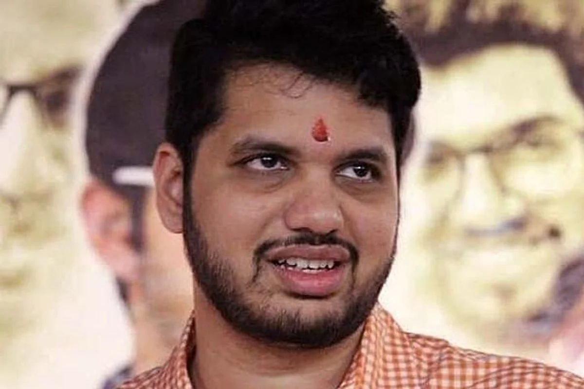 वरुण सरदेसाईंची युवासेनेतून हकालपट्टी; शिंदे गटाचा 'जोर का झटका'