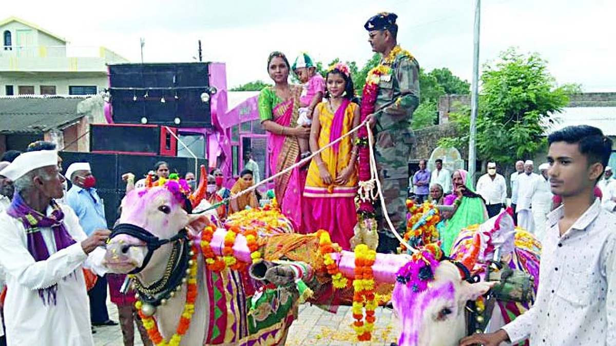 सेवानिवृत्तीबद्दल जवानाची बैलगाडीतून काढली मिरवणूक