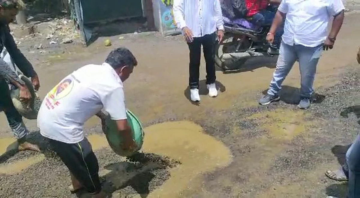 आंदोलनातून नव्हे तर प्रत्यक्षात कृतीतून खड्डे बुजावले