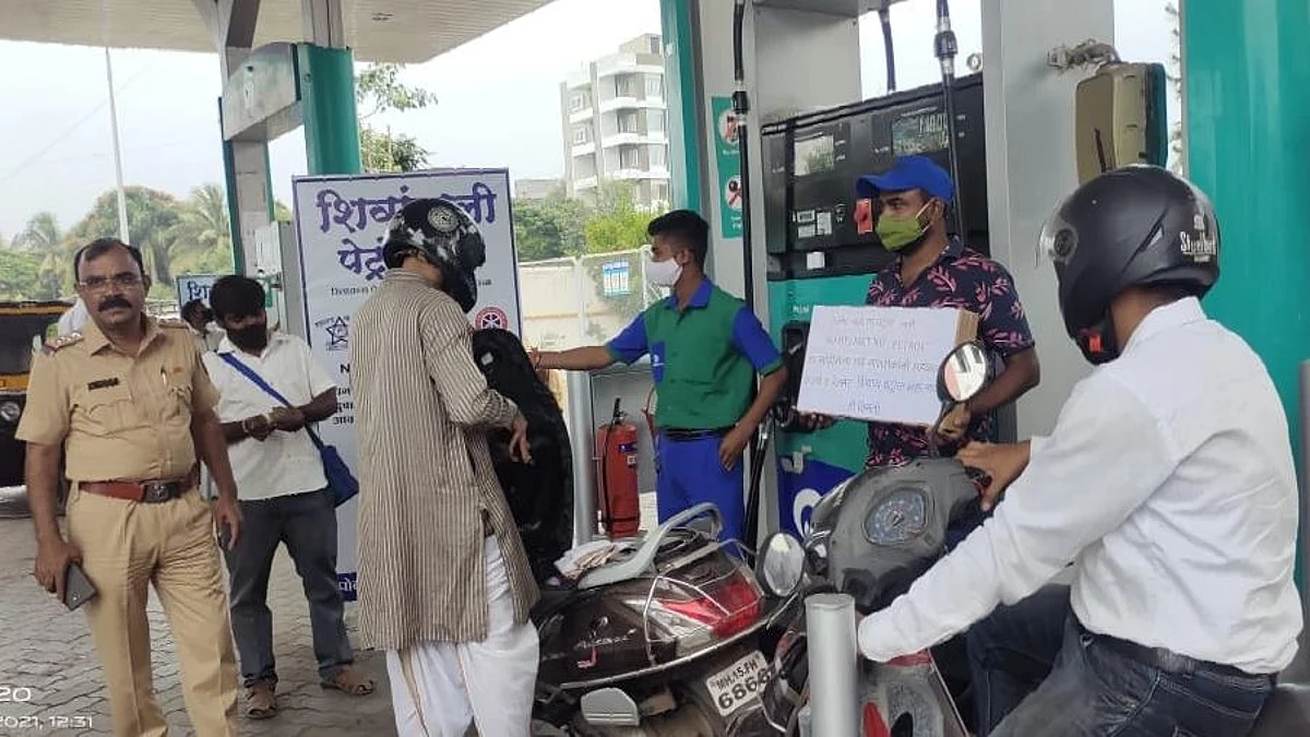 अजब शिक्षा : पेट्रोल पंपावर धुडगूस घालणारे हातात पोस्टर घेऊन करतायेत जनजागृती