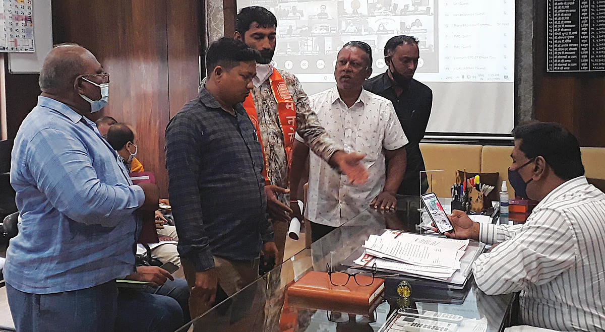मनसेतर्फे धुळे मनपा आयुक्तांना कचरा भेट
