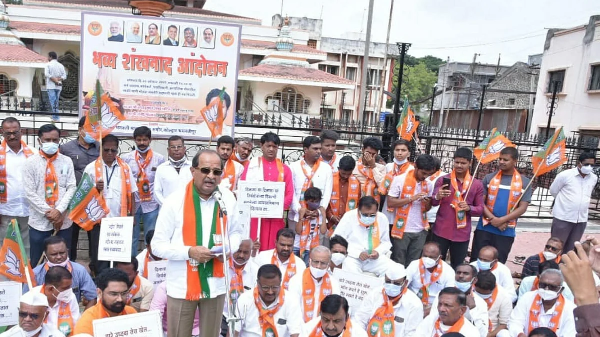'मुख्यमंत्री स्वत: घरात बसले अन् देवांनाही डांबून ठेवले'