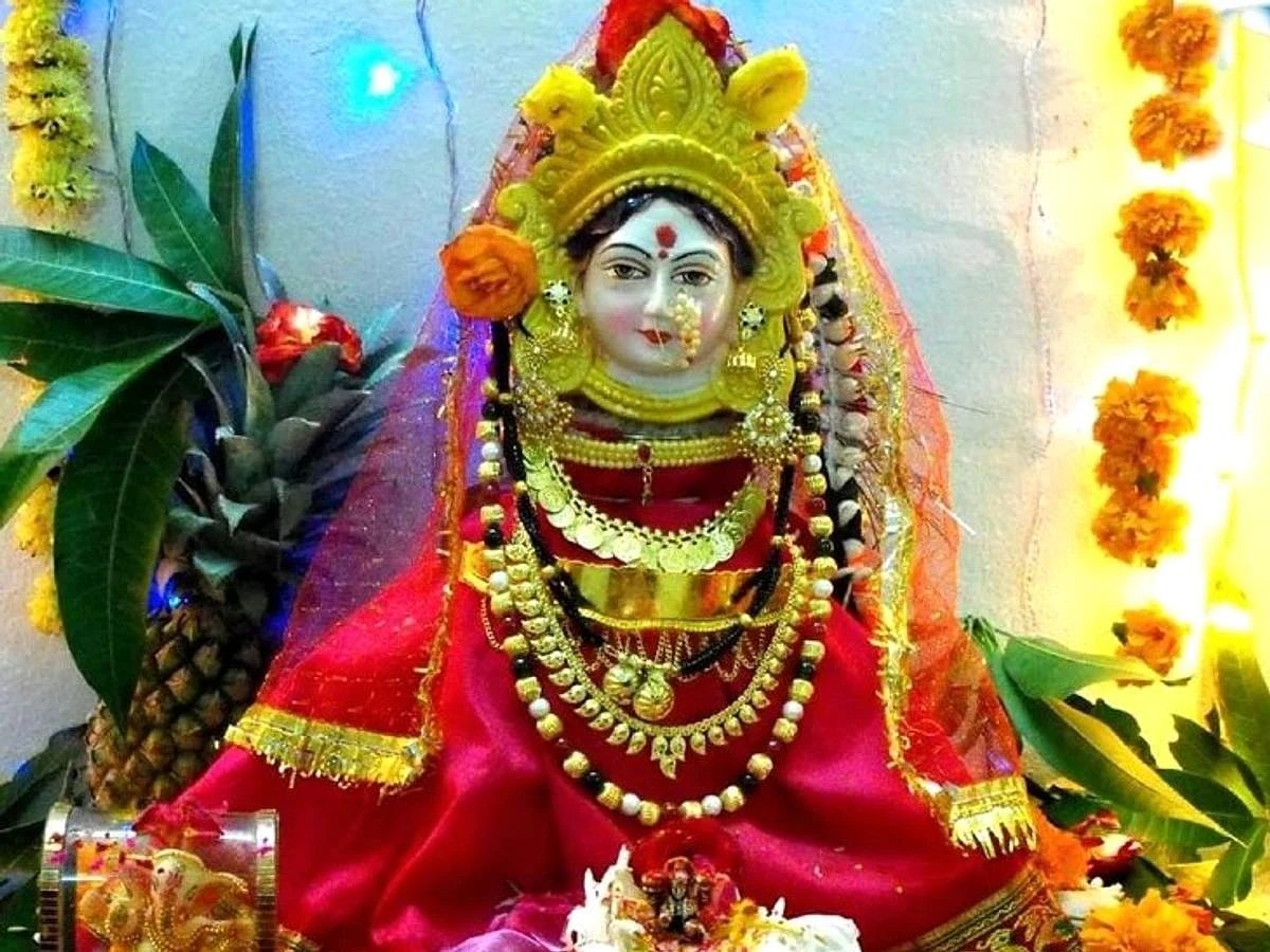 आल्या श्रावण सरी, पुजू आता मंगळागौरी