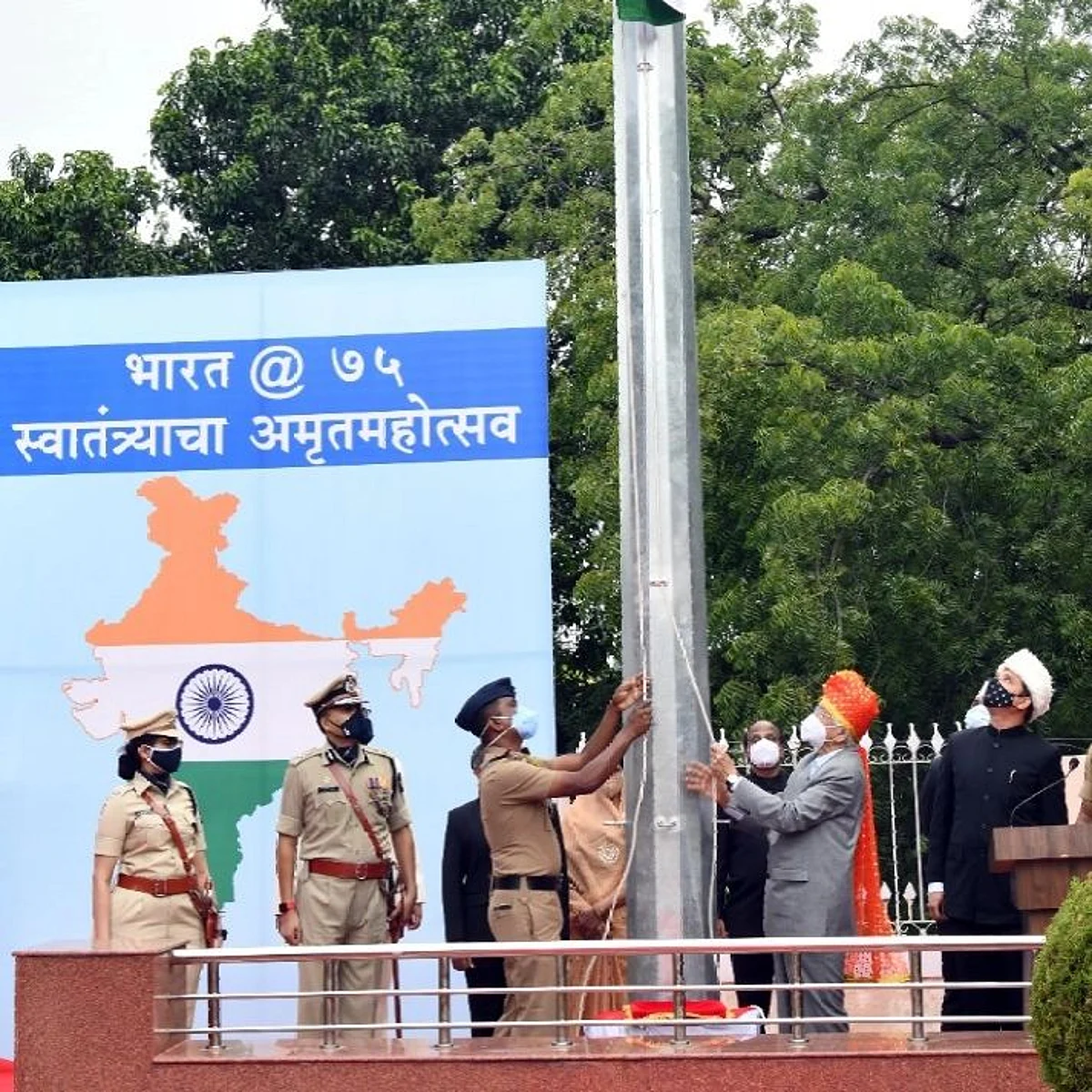 विभागीय माहिती कार्यालयात ध्वजारोहण