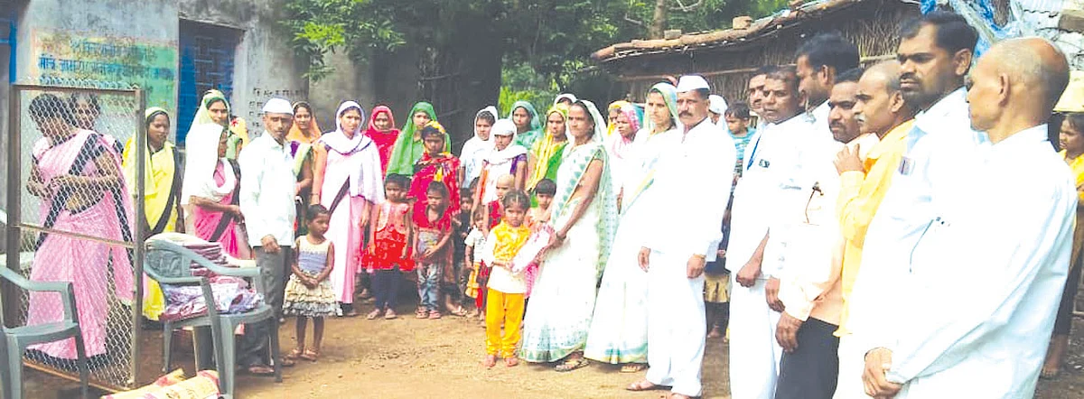 1009 बालकांना पेसा निधीतून कपडे वाटप