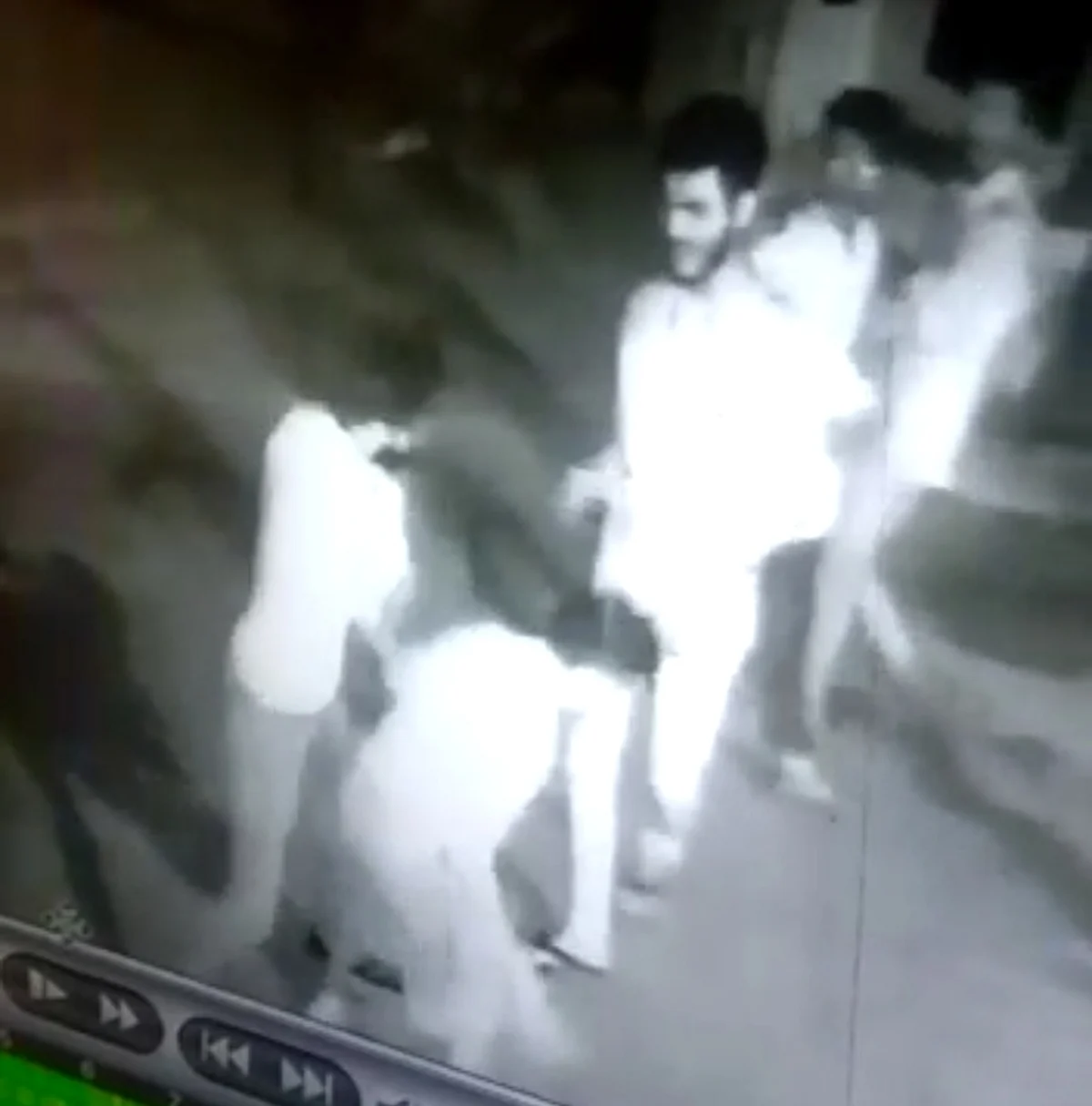 मद्यधुंद टवाळखोरांची एकास मारहाण, घटना सीसीटीव्हीत कैद
