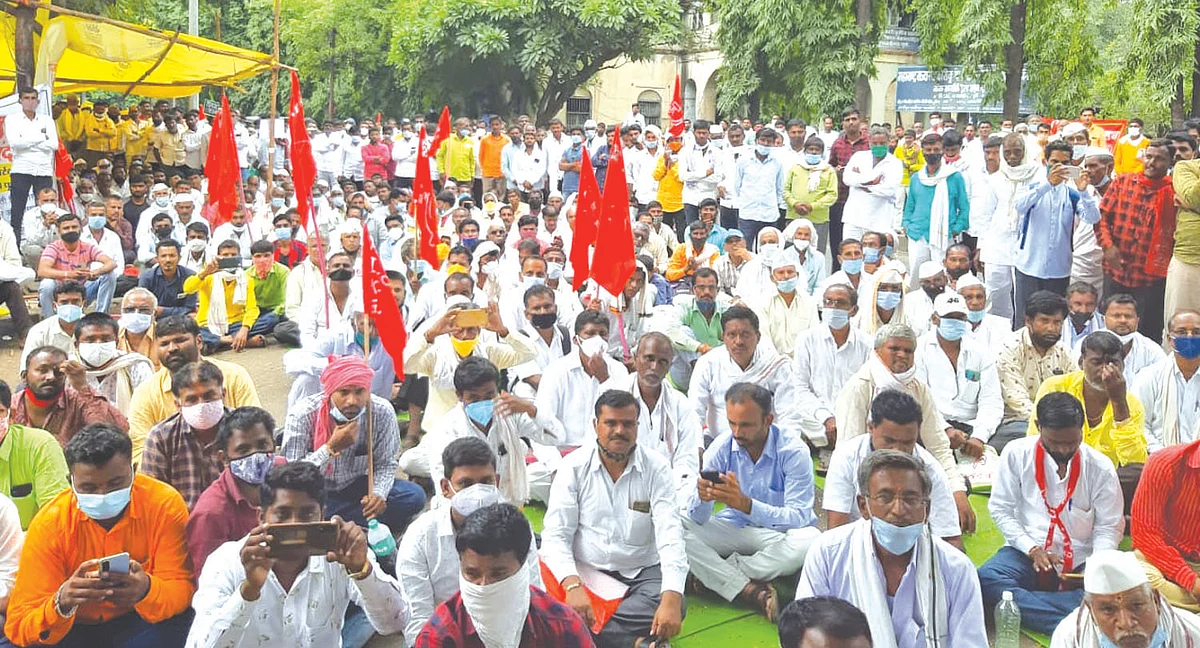 पीक विमा प्रश्नी पुणे कृषी आयुक्त कार्यालयावर किसान सभेचा मोर्चा