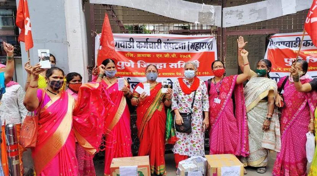 अंगणवाडी महिला सेविकांचे मोबाईल वापसी आंदोलन