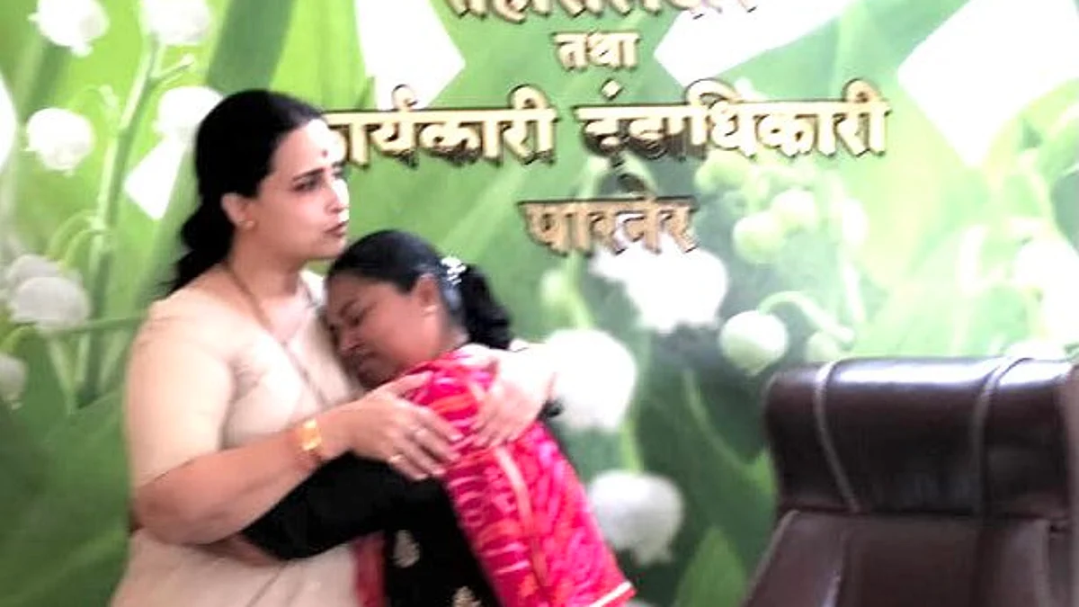 "रडने का नही, भिडने का"; चित्रा वाघ यांनी घेतली तहसीलदार देवरे यांची भेट