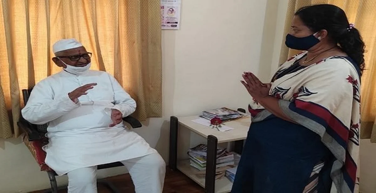 तहसीलदार देवरेंना अण्णांकडून सबुरीचा सल्ला!