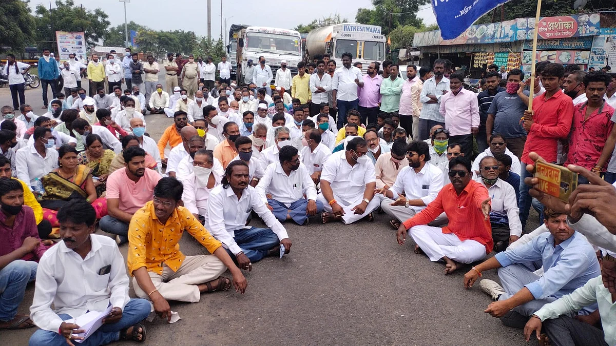 डॉ.तनपुरे कारखाना पगारप्रश्नी राहुरी फॅक्टरी येथे रास्तारोको