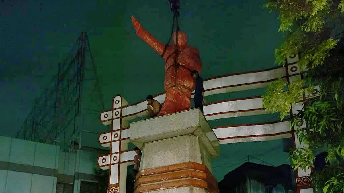 अखेर १५ वर्षानंतर डॉ. बाबासाहेब आंबेडकर यांचा पूतळा बसवला