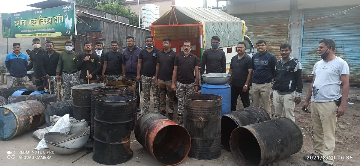 हातभट्टी दारु अड्ड्यांवर पोलिसांचा छापा