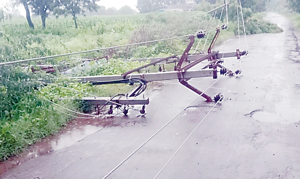 वीजेचे खांब व तारा रस्त्यावर पडून