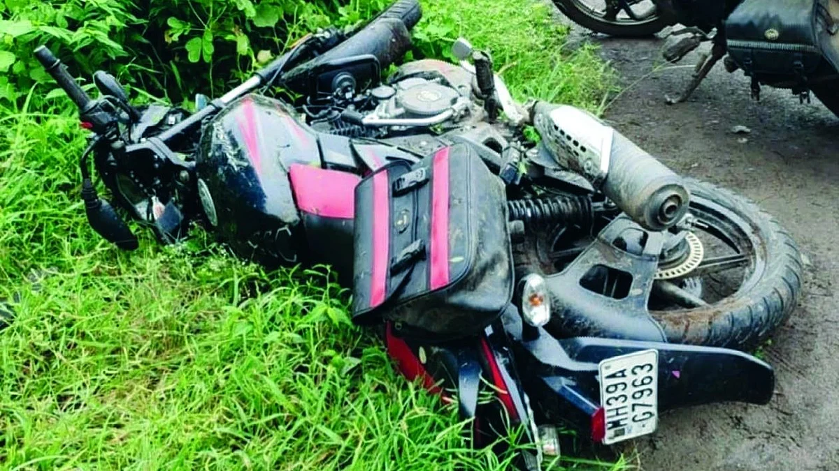 बस व मोटरसायकलच्या अपघातात एक ठार, दोन जखमी