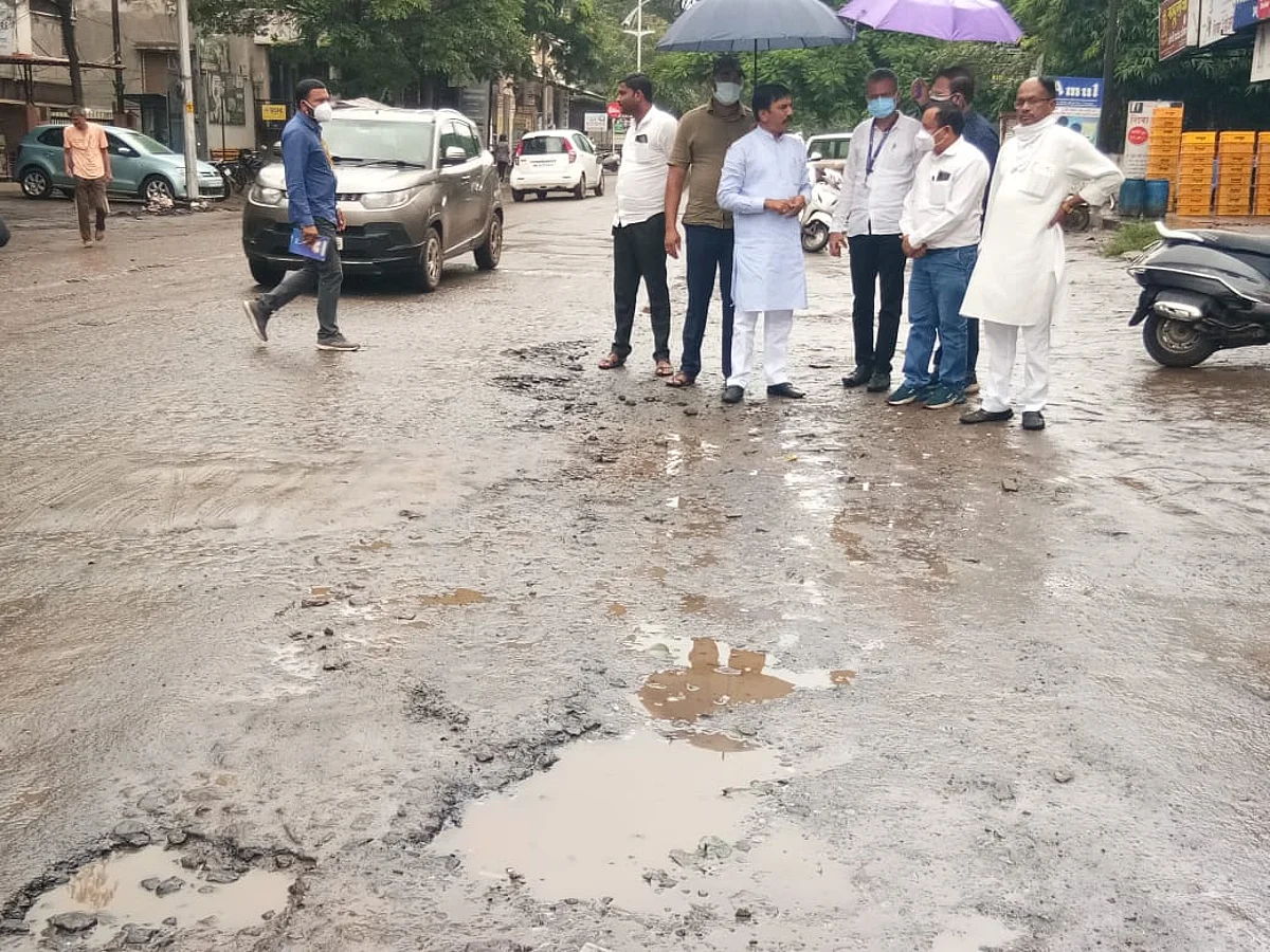येत्या आठ दिवसांत खड्डे बुजवा अन्यथा..