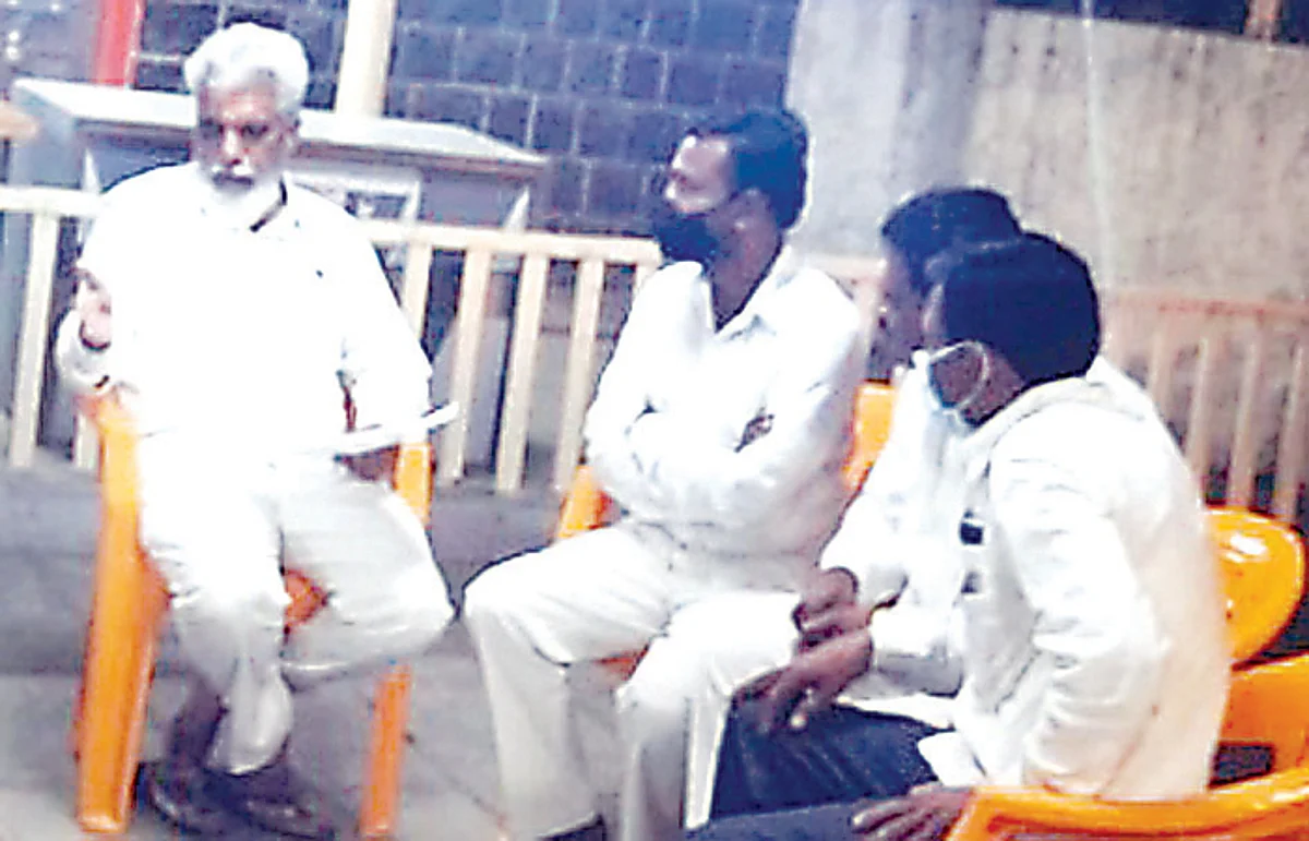 शेतकर्यांच्या कर्जाविषयी कृषी मंत्र्यांना साकडे