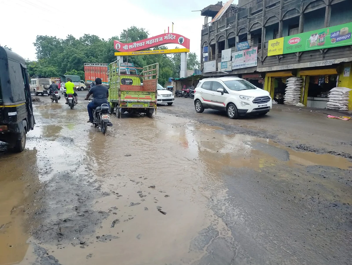 पाऊस आला धावून.. मुरूम गेला वाहून