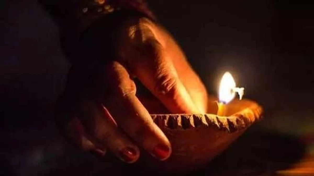 दीप नभात दारात..