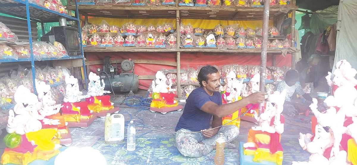 गणेश मूर्तींवर कारागीर फिरवताहेत शेवटचा हात