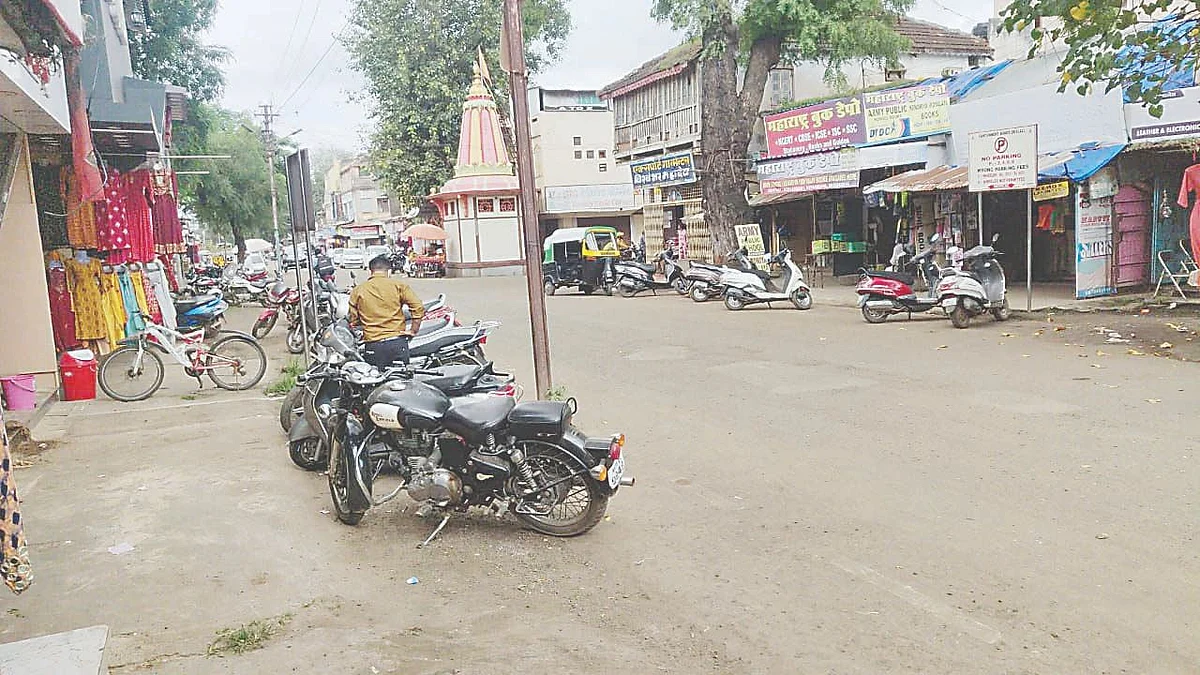 Shopkeepers suffering from dusty roads