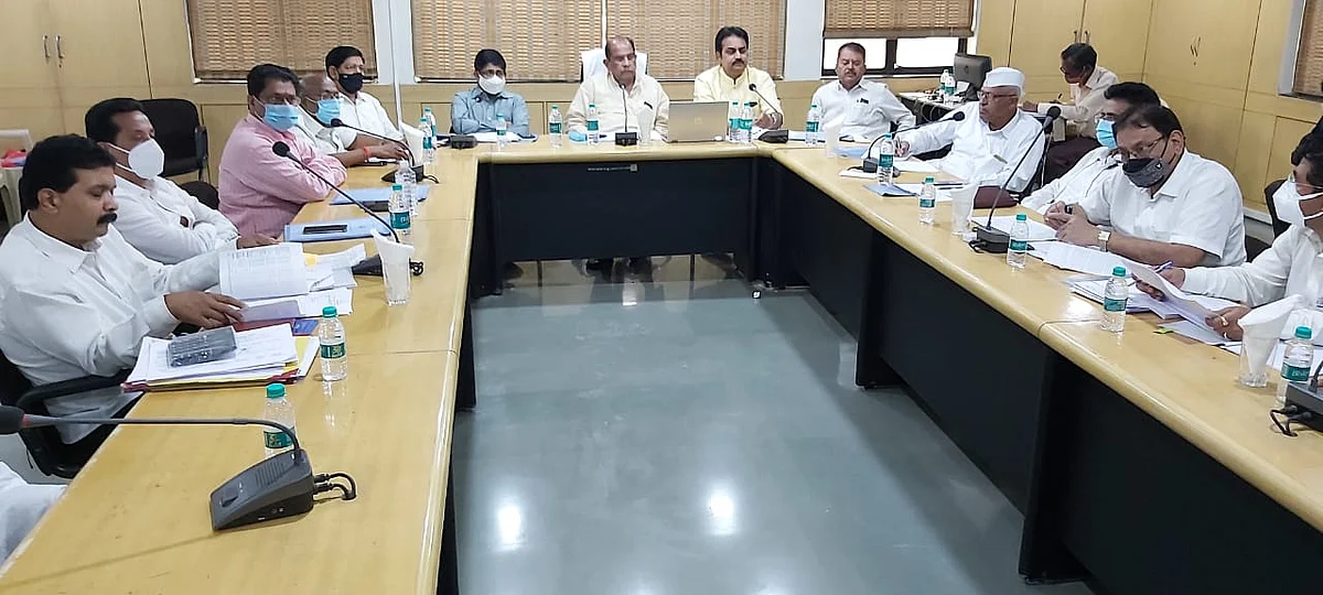 राज्यातील साखर कामगारांना 1 एप्रिल 2019 पासून 12 टक्के वेतनवाढ