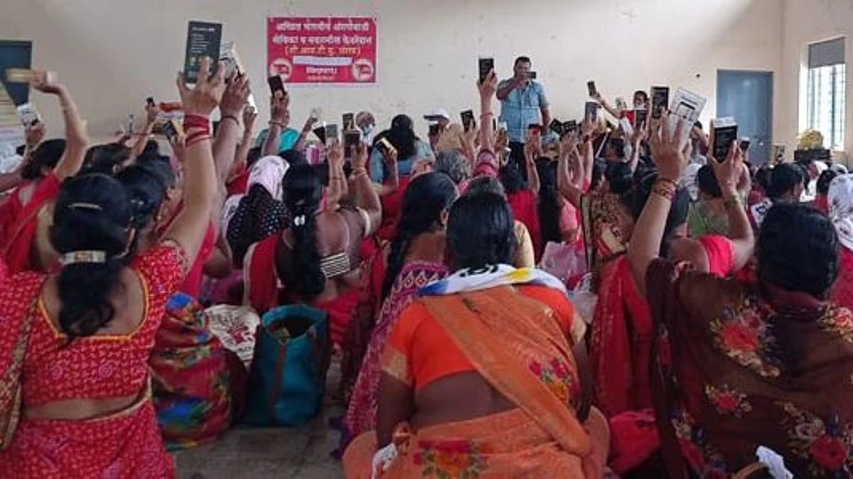 'त्या' अॅपमुळे अंगणवाडी सेविकांनी मोबाईल केले परत