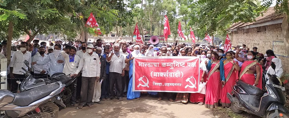 भाकप, माकप, किसान सभेकडून तहसिल कार्यालयासमोर सोयाबीन ओतून केंद्र सरकाराचा निषेध