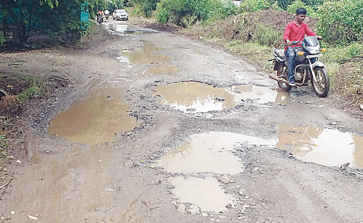 शिरवाडे वणी-रानवड रस्त्यावर खड्डयांचे साम्राज्य