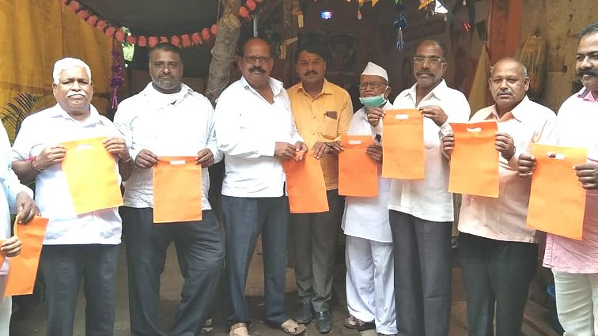 जलप्रदूषण रोखण्यासाठी निर्माल्य पिशव्यांचे वाटप